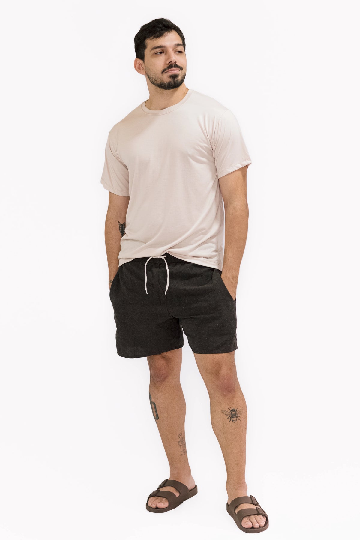 Short esporte fino Mauricinho – look de frente com cós de cadarço em destaque